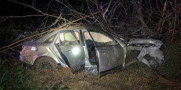 Mașină făcută praf, șofer de 26 de ani la spital