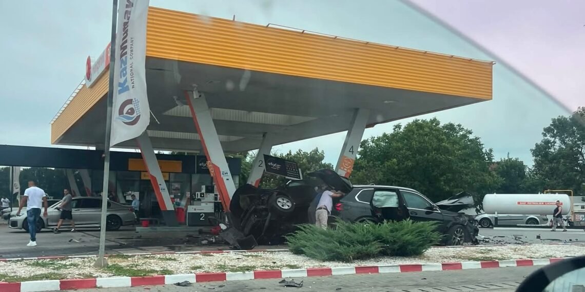 Două autoturisme au ajuns într-o benzinărie după o ciocnire violentă