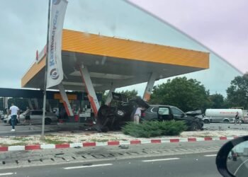 Două autoturisme au ajuns într-o benzinărie după o ciocnire violentă