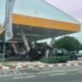 Două autoturisme au ajuns într-o benzinărie după o ciocnire violentă