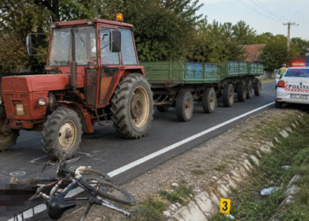 Un tractor cu trei remorci l-a lovit mortal pe șosea