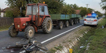 Un tractor cu trei remorci l-a lovit mortal pe șosea