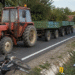Un tractor cu trei remorci l-a lovit mortal pe șosea