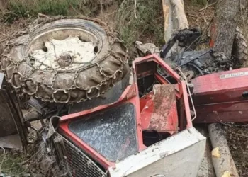 Prins sub tractorul răsturnat