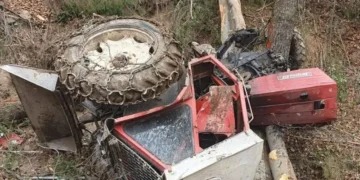 Prins sub tractorul răsturnat