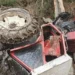 Prins sub tractorul răsturnat