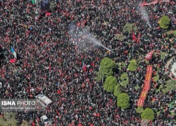O mare de oameni la funeraliile lui Ali Khamenei