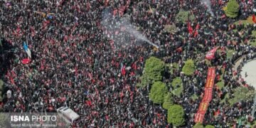 O mare de oameni la funeraliile lui Ali Khamenei