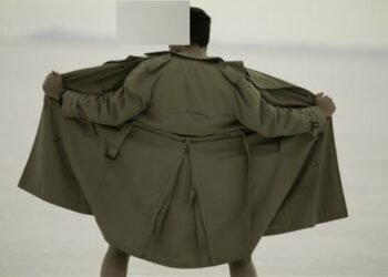 Și-a dat pantalonii jos în mijlocul drumului și a spus că se apără de… vrăji