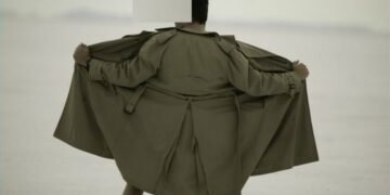 Și-a dat pantalonii jos în mijlocul drumului și a spus că se apără de… vrăji