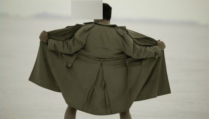 Și-a dat pantalonii jos în mijlocul drumului și a spus că se apără de… vrăji