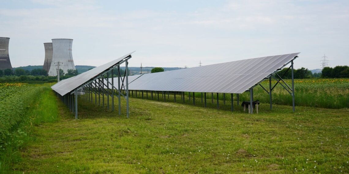 Investiție uriașă în Gorj! Încep lucrările la patru parcuri fotovoltaice pe fostele terenuri ale CE Oltenia
