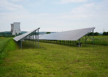 Investiție uriașă în Gorj! Încep lucrările la patru parcuri fotovoltaice pe fostele terenuri ale CE Oltenia
