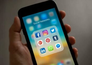 O fetiță a furat banii familiei ca să-i dea la influenceri