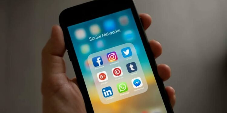 O fetiță a furat banii familiei ca să-i dea la influenceri