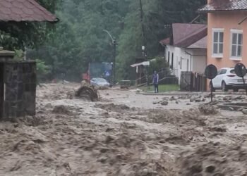 Rupere de nori, viituri cu buşteni, pietre şi nisip