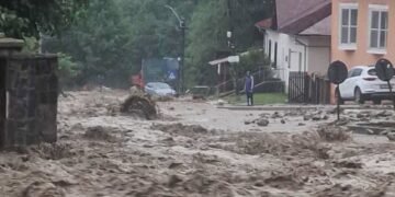 Rupere de nori, viituri cu buşteni, pietre şi nisip