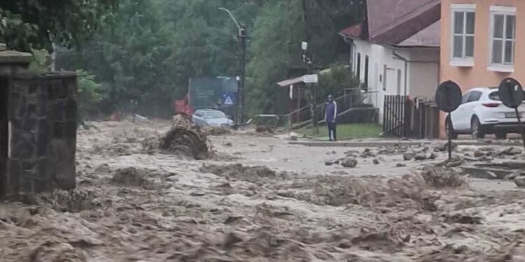 Rupere de nori, viituri cu buşteni, pietre şi nisip
