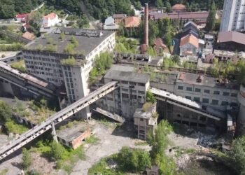 Ultima etapă de închidere a mineritului. Intră în demolare, apoi se pun panseluțe