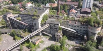 Ultima etapă de închidere a mineritului. Intră în demolare, apoi se pun panseluțe