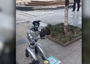 Robot filmat la cerșit pe o stradă din China