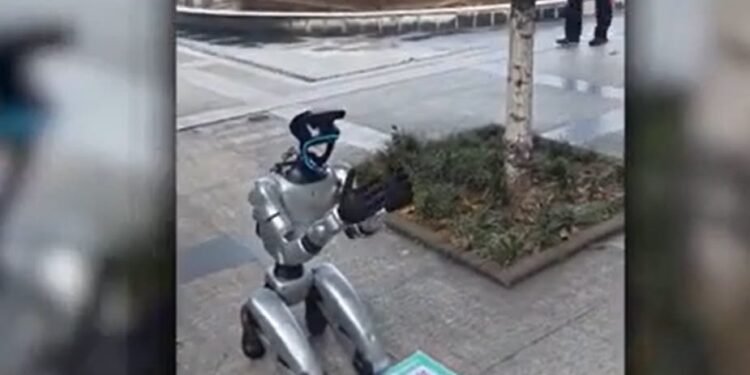 Robot filmat la cerșit pe o stradă din China