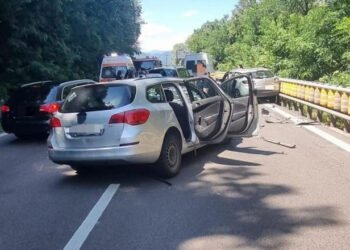 Șofer intrat pe contrasens, patru oameni la spital