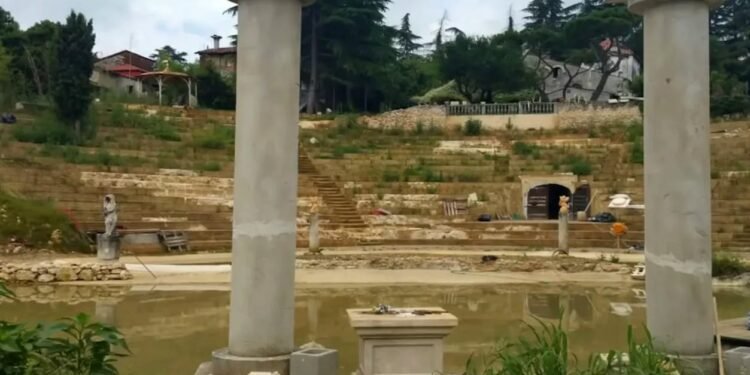 Un italian a construit un „teatru antic” fals și a cerut până la 40 de euro pentru a fi vizitat