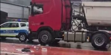 A acroșat autospeciala Poliției