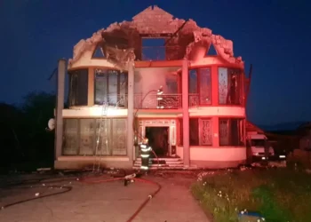 Răzbunare ca-n filme în Gorj! A incendiat casa, apoi a furat două televizoare din locuința cuprinsă de flăcări