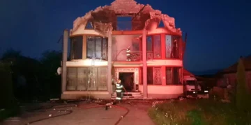 Răzbunare ca-n filme în Gorj! A incendiat casa, apoi a furat două televizoare din locuința cuprinsă de flăcări