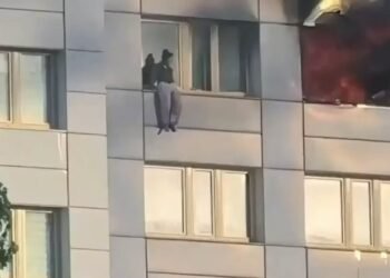 Scara pompierilor era prea scurtă, așa că a sărit. Continuarea te va lăsa fără cuvinte!