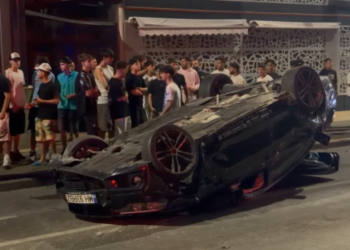 BMW răsturnat în intersecție, după un impact violent! Zeci de oameni au sărit să ajute victimele