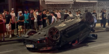 BMW răsturnat în intersecție, după un impact violent! Zeci de oameni au sărit să ajute victimele