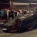 BMW răsturnat în intersecție, după un impact violent! Zeci de oameni au sărit să ajute victimele
