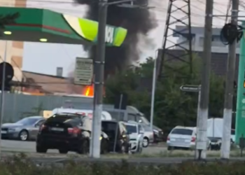 Incendiu puternic lângă o benzinărie MOL din Târgu Jiu. Stația GPL, în apropierea zonei afectate