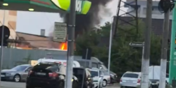 Incendiu puternic lângă o benzinărie MOL din Târgu Jiu. Stația GPL, în apropierea zonei afectate