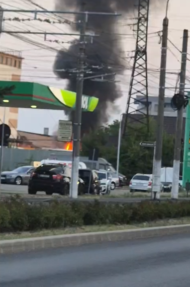 Incendiu puternic lângă o benzinărie MOL din Târgu Jiu. Stația GPL, în apropierea zonei afectate