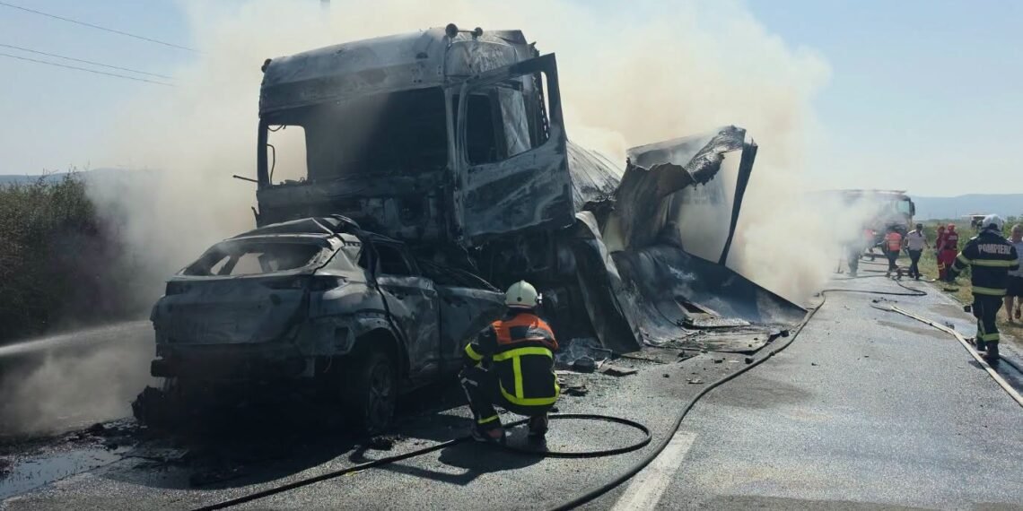 Mașină și TIR, transformate într-o minge de foc. Șoferul autoturismului a ars de viu