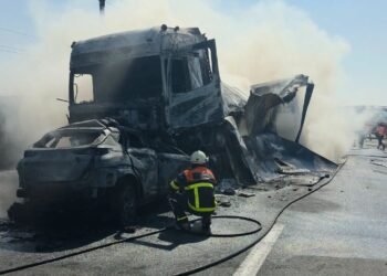 Mașină și TIR, transformate într-o minge de foc. Șoferul autoturismului a ars de viu