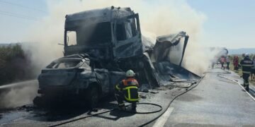 Mașină și TIR, transformate într-o minge de foc. Șoferul autoturismului a ars de viu