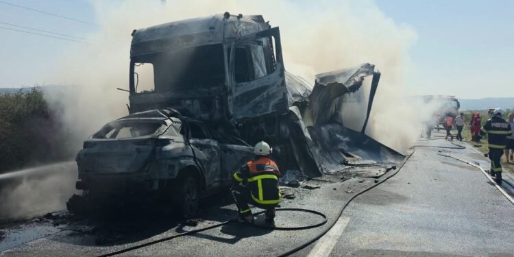 Mașină și TIR, transformate într-o minge de foc. Șoferul autoturismului a ars de viu