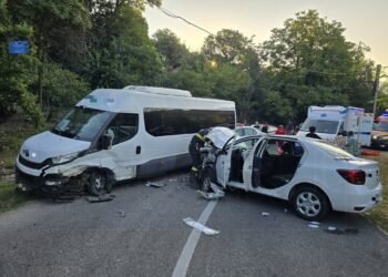 Trei tineri au ajuns la spital după ce o mașină a intrat pe contrasens și s-a izbit de un microbuz