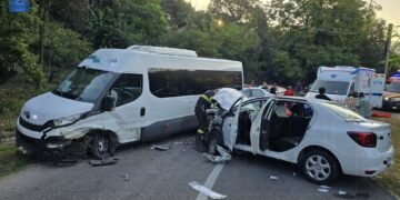 Trei tineri au ajuns la spital după ce o mașină a intrat pe contrasens și s-a izbit de un microbuz