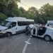 Trei tineri au ajuns la spital după ce o mașină a intrat pe contrasens și s-a izbit de un microbuz