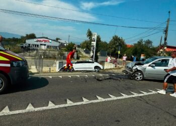 Accident cu patru mașini în Gorj. Două persoane, grav rănite. Trafic blocat între Târgu Jiu și Motru