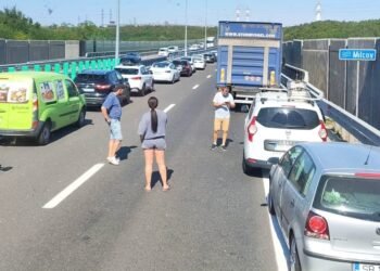 Mașină lovită de autotren pe drumul expres