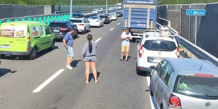 Mașină lovită de autotren pe drumul expres