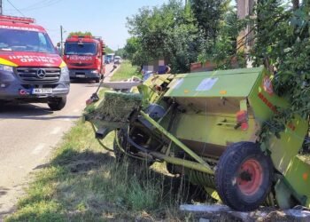 A zburat de pe tractor după impactul cu un BMW