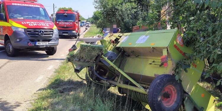 A zburat de pe tractor după impactul cu un BMW